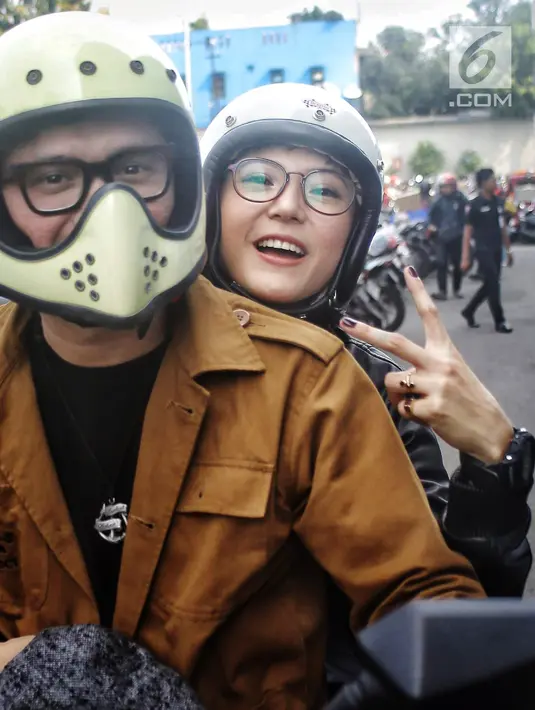 Poppy Sovia bersama suaminya, Ahmad Gussaoki saat menggunakan sepda motor di Jakarta, Senin (13/8). (Liputan6.com/ Faizal Fanani)