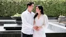 Ini adalah momen gender reveal yang dilakukan Valencia dan Kevin. Keduanya tampil serasi mengenakan outfit berwarna putih. Valencia tampil memukau dengan dress putih lengan panjang yang cantik. [Foto: Instagram/valenciatanoe]