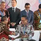 Kepala Eksekutif Pengawas Pasar Modal OJK Hoesen menyalami Dirut Bank Mandiri Kartika Wirjoatmodjo usai penandatanganan KIK DINFRA yang diterbitkan Mandiri Sekuritas dalam IIF 2018 di Nusa Dua, Bali, Kamis (11/10).  (Liputan6.com/Angga Yuniar)