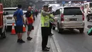 Polisi mengatur lalu lintas di kawasan Senayan, Jakarta, Minggu (2/9). Untuk meminimalisasi kemacetan jelang penutupan Asian Games 2018, rekayasa lalu lintas dilakukan di sejumlah ruas jalan dari dan menuji Senayan. (Liputan6.com/Immanuel Antonius)
