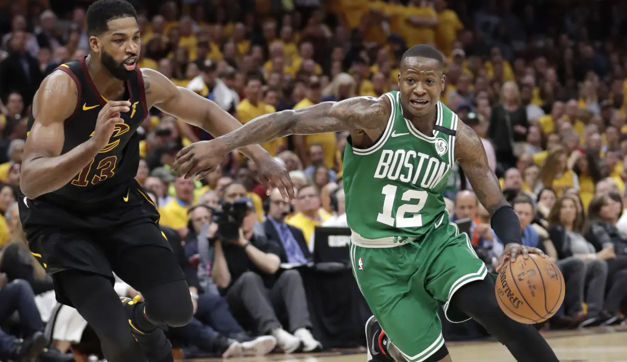 Pemain Boston Celtics, Terry Rozier (12) menggiring bola saat diadang pemain Cleveland, Tristan Thompson (13) pada gim keempat final Wilayah Timur NBA basketball di Quicken Loans Arena (21/5/2018). Cavaliers menang 111-102. (AP/Tony Dejak)
