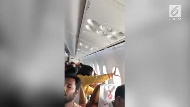 Sebuah jendela dalam pesawat terlepas saat sedang terbang akibat guncangan turbulensi yang kuat.