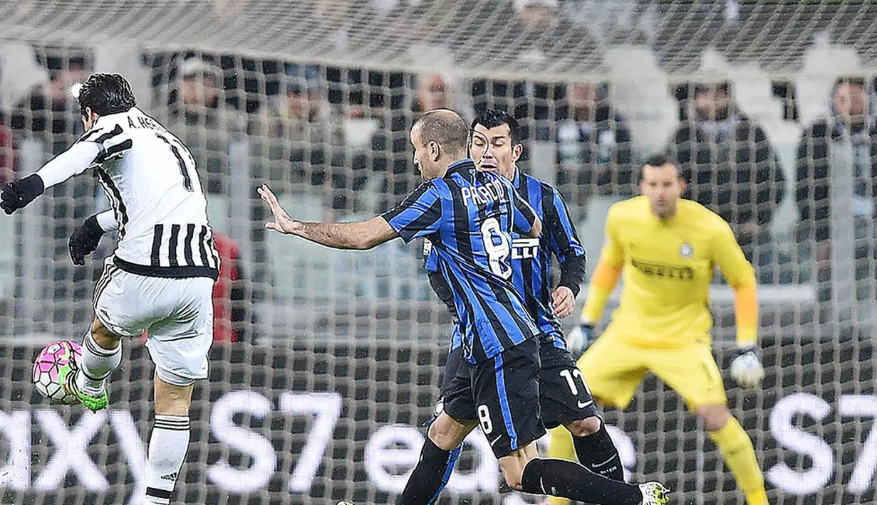Gelandang Juventus, Hernanes, berusaha melepaskan tendangan ke arah gawang Inter Milan. Gol pertama Si Nyonya Tua pada laga ini diciptakan oleh Leonardo Bonucci pada menit ke-47. (EPA/Alessandro Di Marco)
