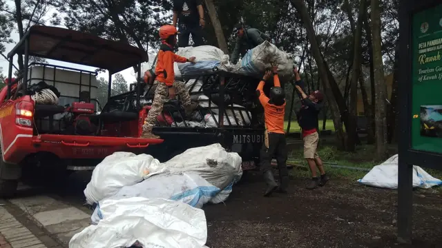 200 Kilogram sampah plastik dari gunung ijen (Dian Kurniawan/Liputan6.com)