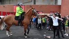 Pendukung Manchester United garis keras menggelar aksi unjuk rasa menuntut keluarga Glazer segera menjual MU dan hengkang dari Old Trafford. (AFP/Anthony Devlin)