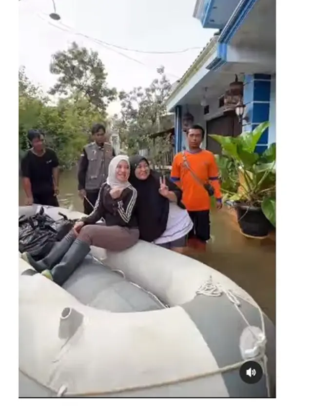 Chacha Frederica Pantau Korban Banjir Kendal, Ada Warga Tak Mengenalinya Sebagai Istri Bupati