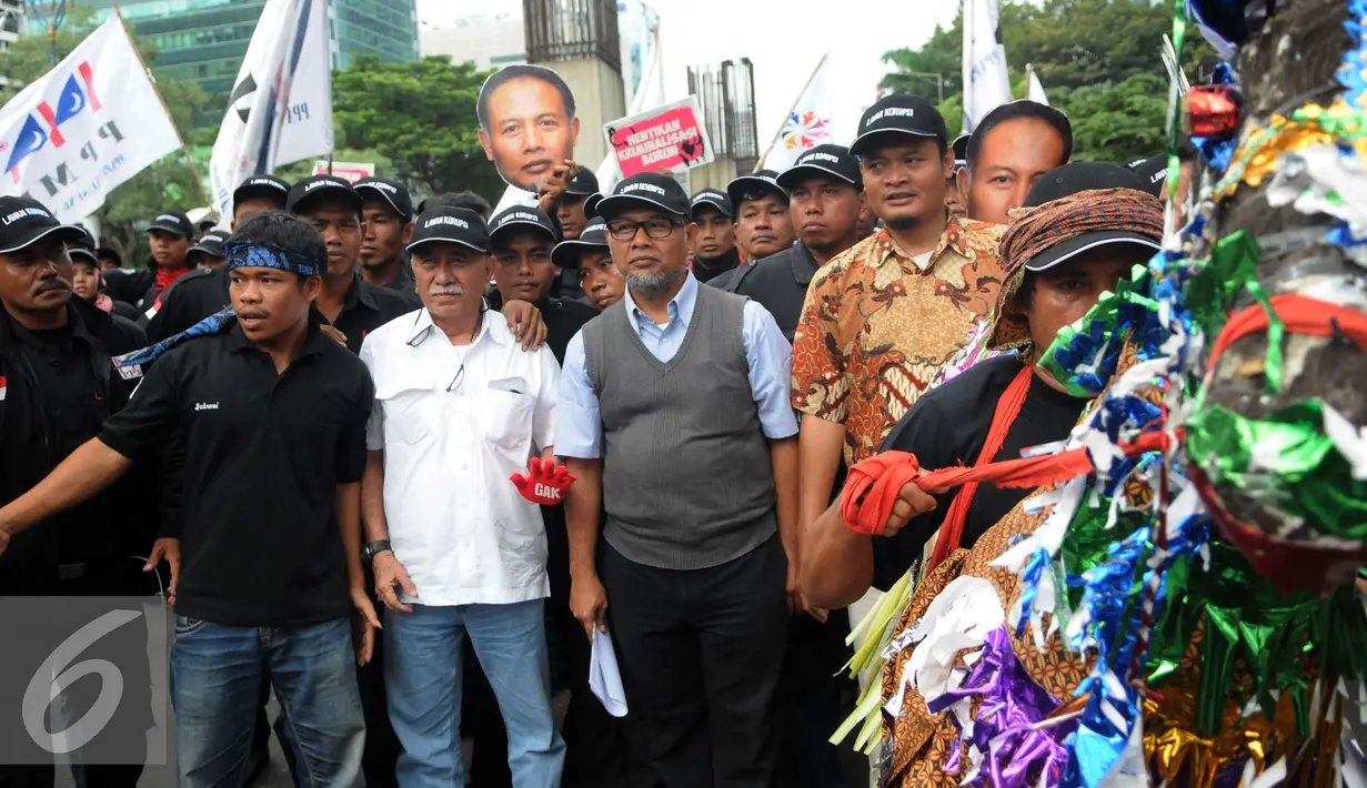 Mantan Wakil Ketua KPK Bambang Widjojanto berjalan didampingi sejumlah masyarkat sipil usai dari KPK, Jakarta (18/12). BW telah habis masa jabatannya seiring dipilihnya pimpinan baru KPK periode 2015-2019. (Liputan6.com/Helmi Afandi)