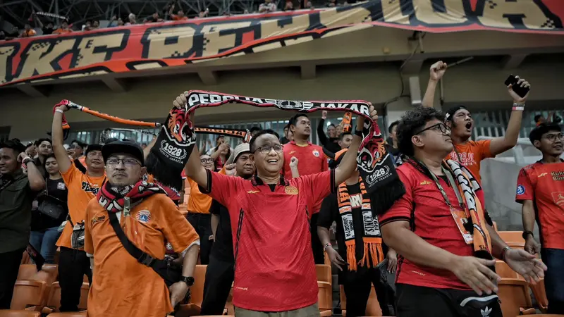 Mantan Gubernur DKI Jakarta Anies Baswedan menyaksikan pertandingan Liga 1 antara Persija melawan Barito Putera di Jakarta International Stadium (JIS), Jakarta Utara, Sabtu (10/8/2024). (Merdeka.com/Bachtiarudin Alam)