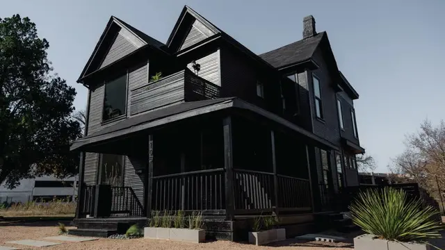 Rumah dengan Cat Warna Hitam Mewah Berani