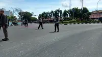 Polisi berjaga di sekitar Polda Riau usai aksi serangan.