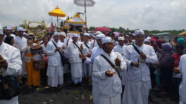Ritual Melasti di Pantai Paseban Jember