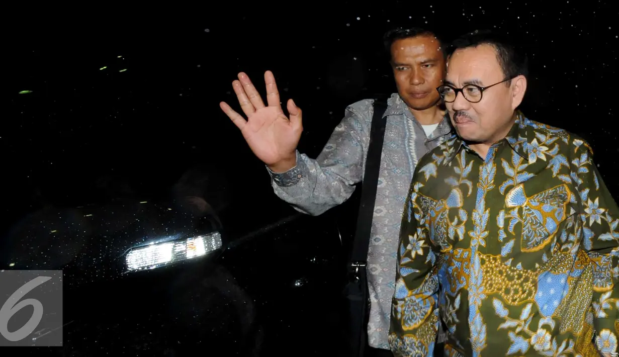Menteri ESDM, Sudirman Said tiba di KPK untuk menjalani pemeriksaan, Jakarta, Jumat (13/11). Sudirman Said diperiksa sebagai saksi dalam kasus suap proyek pembangkit listrik mikro hidro di Kabupaten Deiyai, Papua. (Liputan6.com/Helmi Afandi)