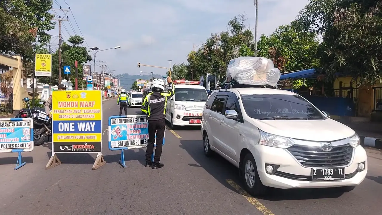 Petugas Satlantas Polres Garut mulai memberlakukan strategi CB One Way di tengah peningkatan arus mudik lebaran 2024 di jalur nasional Limbangan-Malangbong, Garut mulai pagi ini. (Liputan6.com/Jayadi Supriadin)