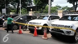 Barang bukti sejumlah kendaraan diamankan satuan Ditnarkoba Bareskrim Polri, Jakarta, Senin (18/1). Ditnarkoba berhasil mengamankan barang bukti shabu sebanyak 10kg dan 100 butir ecstasy. (Liputan6.com/Yoppy Renato)