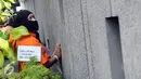 Tersangka kasus perampokan disertai penyanderaan melakukan adegan rekonstruksi kejadian di Jalan Metro Hijau IX, Jakarta, Selasa (13/9). 60 adegan reka ulang kejadian diperagakan tersangka. (Liputan6.com/Helmi Fithriansyah)