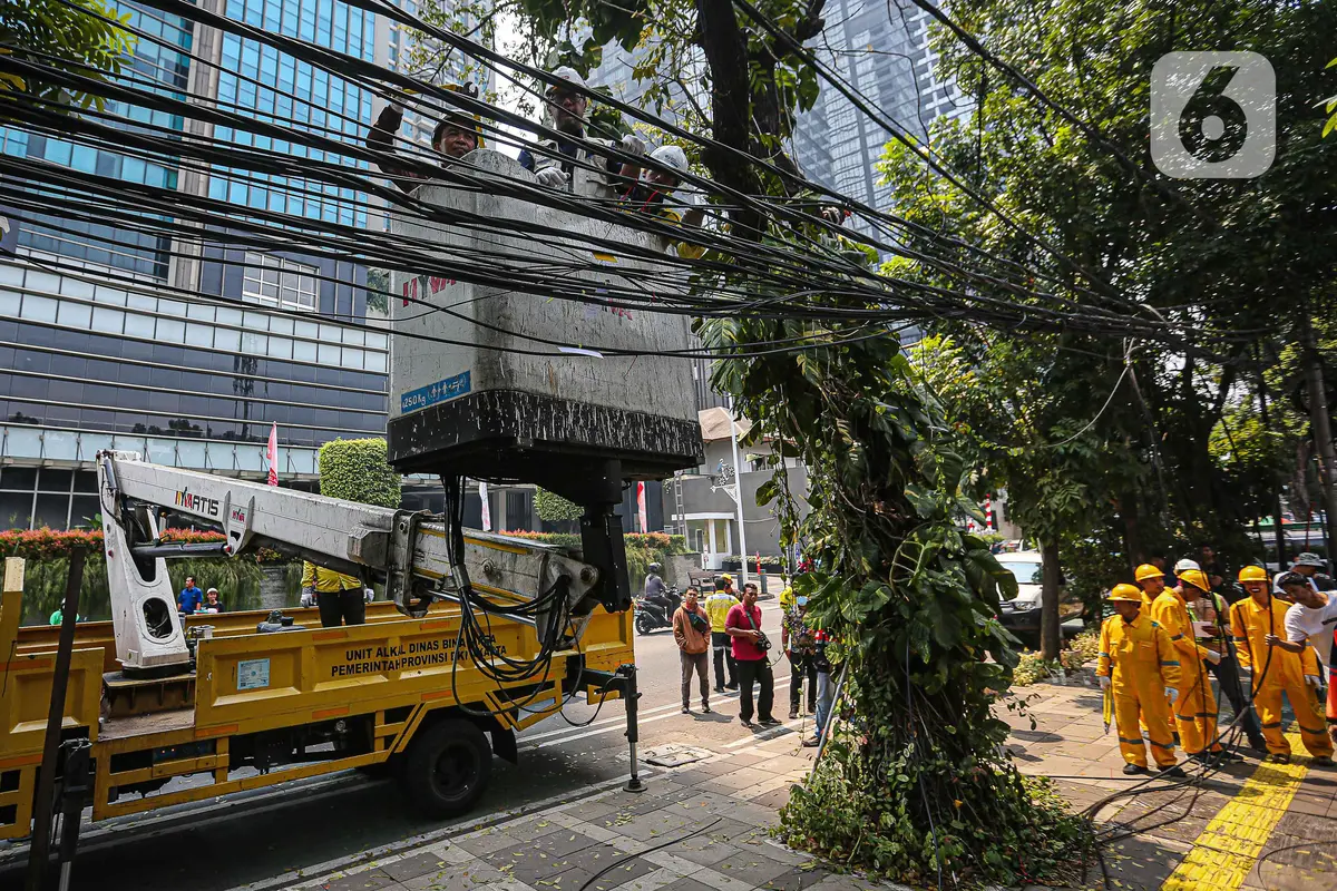 Dinas Bina Marga Tertibkan Kabel Fiber Optik di Senopati