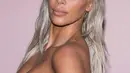Kim Kardashian menghadiri fashion show koleksi spring summer 2018 milik Tom Ford di New York Fashion Week, Rabu 6 September 2017. Istri Kanye West itu menghadiri acara catwalk Tom Ford dengan rambut silver platinum blonde. (Charles Sykes/Invision/AP) 