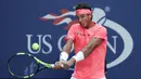 Petenis Spanyol, Rafael Nadal, mengembalikan bola saat bertanding melawan petenis Ukraina, Alexandr Dolgopolov, pada turnamen AS Terbuka 2017 di New York, Senin (4/9/2017). Nadal menang 6-2, 6-4, 6-1 atas Alexandr Dolgopolov. (AP/Julie Jacobson)