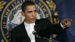 Barack Obama berbicara kepada media pada 10 Desember 2006 di Manchester, New Hampshire sebelum sebuah demonstrasi oleh Demokrat untuk merayakan kemenangan dalam pemilihan pertengahan tahun 2006. (AFP PHOTO / STAN HONDA)