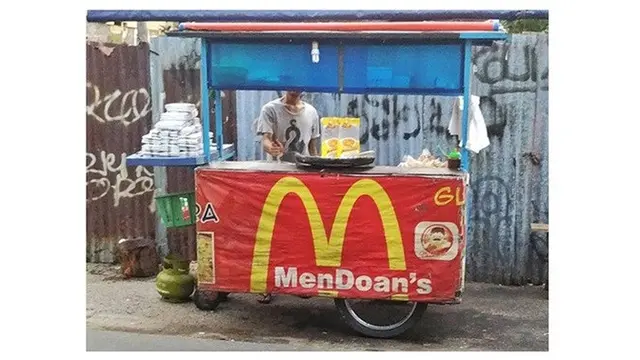 8 Tulisan di Spanduk Jualan Makanan Ini Kreatif Banget, Ada yang Bikin Baper
