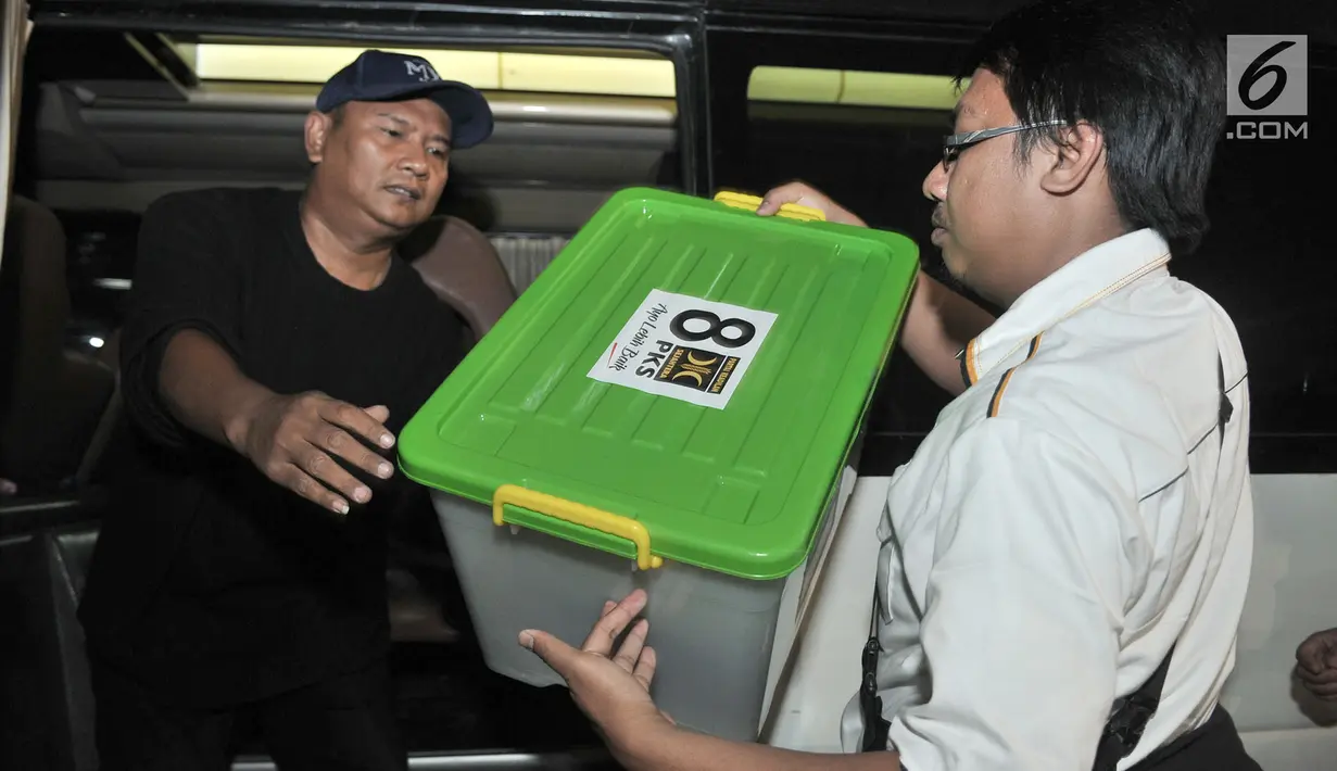 Anggota Partai Keadilan Sejahtera (PKS) mengangkut boks berkas bakal caleg untuk diserahkan ke KPU, Jakarta, Selasa (17/7). PKS daftarkan 538 bakal caleg. (Merdeka.com/Iqbal S Nugroho)