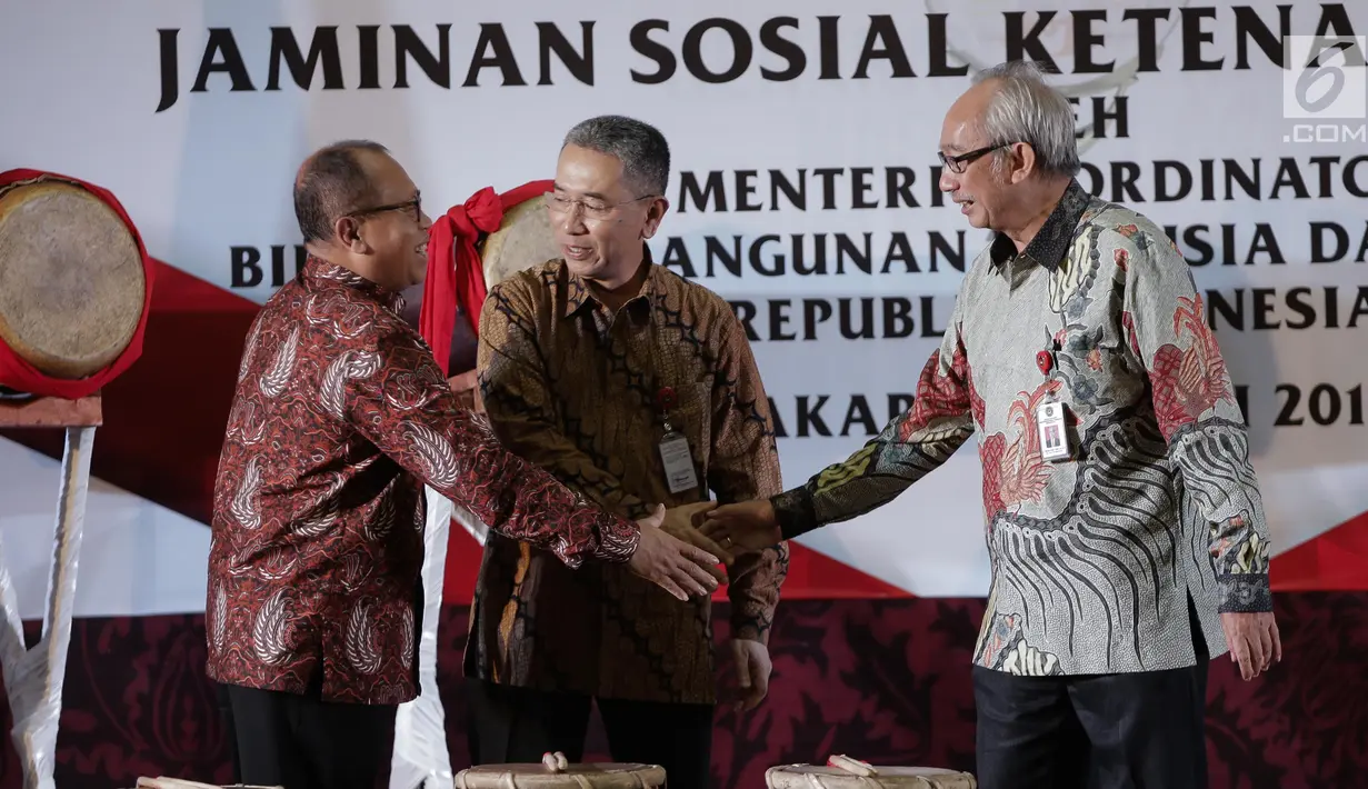 Dirut BPJS Ketenagakerjaan Agus Susanto dan Sesmenko PMK Satya Sananugraha bersalaman usai resmi melaunching Pelaksanaan Pemberian Penghargaan Jaminan Sosial Ketenagakerjaan di gedung Kemenko PMK, Jakarta, Selasa (20/6). (Liputan6.com/Faizal Fanani)