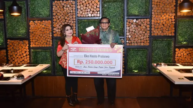 Nia Daniaty menyerahkan hadiah kepada pemenang