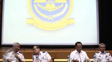 Menhub Budi Karya Sumadi (kedua kanan) bersiap menyampaikan paparan dalam kegiatan Transportation Outlook 2017 di Kemenhub, Jakarta, Kamis (15/12). Kegiatan itu memaparkan pencapaian Kementerian Perhubungan selama tahun 2016. (Liputan6.com/Faizal Fanani)