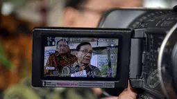 : Penasihat KAHMI, Akbar Tanjung mendatangi gedung KPK Jakarta, Kamis (9/4/2015).  Tampak, Akbar Tanjung saat memberikan keterangan pada sejumlah wartawan usai menjenguk Ketua PB HMI Anas Urbaningrum di Rutan KPK. (Liputan6.com/Helmi Afandi)