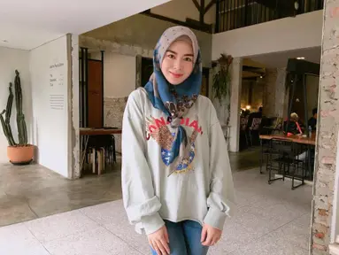 Dengan sweater dan celana jeans denim, gaya gadis yang dikatakan mirip Song Hye Kyo ini terlihat simpel namun tetap menawan. (Liputan6.com/IG/xolovelyayana)