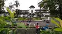 Berbeda dari kota lainnya di Indonesia, Bandung punya aktraksi yang nyeleneh dan menghibur di jalan raya. Inilah 5 diantaranya.(Liputan6.com/Dinny Mutiah) 