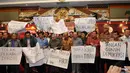 Para bupati dan walikota yang tergabung dalam Apkasi dan Apeksi membawa poster penolakan Pilkada melalui DPRD di Jakarta, (11/9/14). (Liputan6.com/Panji Diksana)
