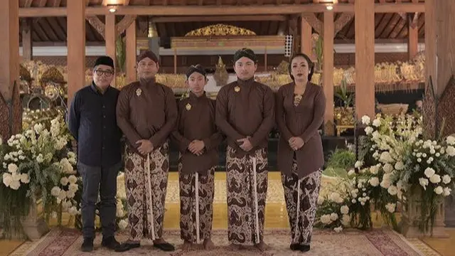 Gaya Soimah kenakan kebaya lurik saat acara adat ruwatan, [Instagram/@showimah]