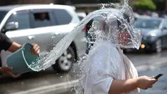 Orang-orang saling memercikkan air di pusat kota Yerevan selama liburan tahunan Vardavar pada 16 Juli 2023. (Photo by Karen MINASYAN / AFP)