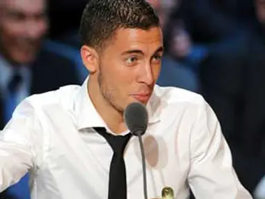 Gelandang serang Lille asal Belgia Eden Hazard saat memberikan sambutan usai didaulat jadi Pemain Terbaik Ligue 1 dari UNFP di acara TV show "Canal Football Club" di Paris, 22 Mei 2011. AFP PHOTO / FRANCK FIFE