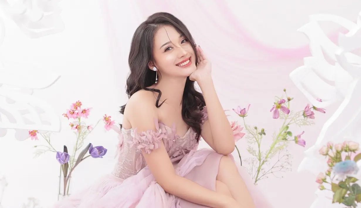 Tampil dengan style yang berbeda dari biasanya, tentu membuat banyak netizen sempat pangling. Namun dari potretnya satu ini langsung terlihat bahwa ini Esta dengan senyuman khasnya. Tampil menawan dengan dress bernuansa ungu muda, sosoknya terlihat begitu feminim. (Liputan6.com/IG/@estapramanita)
