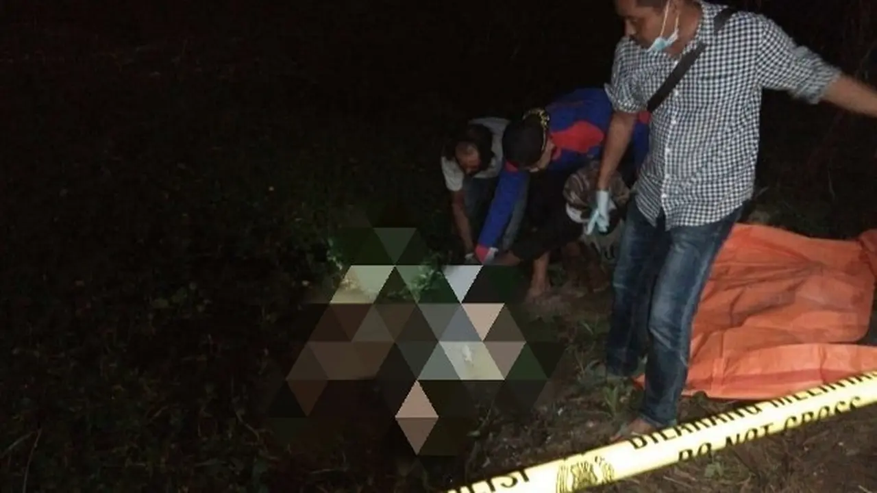 Personel Polres Pelalawan mengevakuasi korban pembunuhan sadis untuk diotopsi.