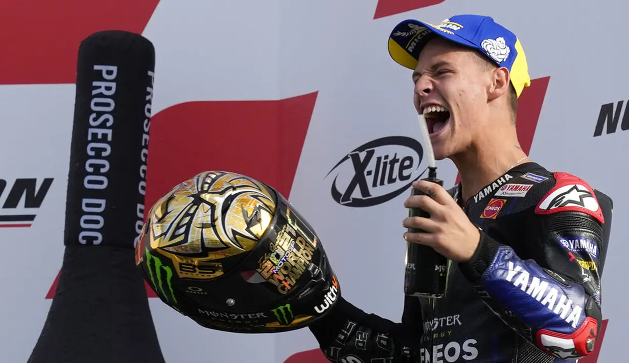 Pembalap Monster Energy Yamaha Fabio Quartararo melakukan selebrasi usai finish keempat pada balapan MotoGP Emilia Romagna di Sirkuit Misano, Misano Adriatico, Italia, Minggu (24/10/2021). Fabio Quartararo memastikan titel juara dunia MotoGP 2021. (AP Photo/Antonio Calanni)