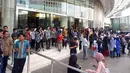Pengunjung dan karyawan berhamburan keluar dan berkumpul di lobi pusat perbelanjaan Senayan City, Jakarta, Selasa (23/1).  Mereka merasakan guncangan gempa bumi yang berkekuatan 6,4 skala Richter. (Liputan6.com/Fery Pradolo)