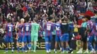 Suporter Crystal Palace memberikan aplaus kepada para pemain tim kesayangannya yang berhasil melangkah ke final Piala FA 2024/2025 setelah meraih kemenangan 3-0 atas Aston Villa dalam laga semifinal yang berlangsung di Wembley, London, Sabtu (26/4/2025). (Glyn KIRK / AFP)
