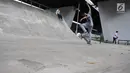 Skater sedang bermain di skaterpark di kolong Flyover Slipi, Jakarta, Selasa (15/1). Belum diresmikan, skaterpark di kolong Flyover Slipi, tampak berberapa dilintasan tampak rusak. (Liputan6.com/Herman Zakharia)