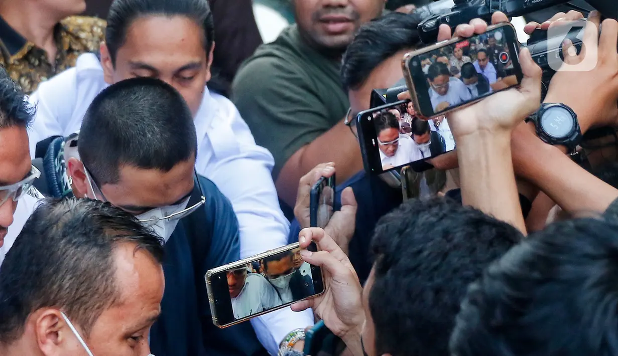 Dadan tidak memberikan komentar apapun kepada wartawan dan terus berjalan menuju mobilnya. (Liputan6.com/Angga Yuniar)