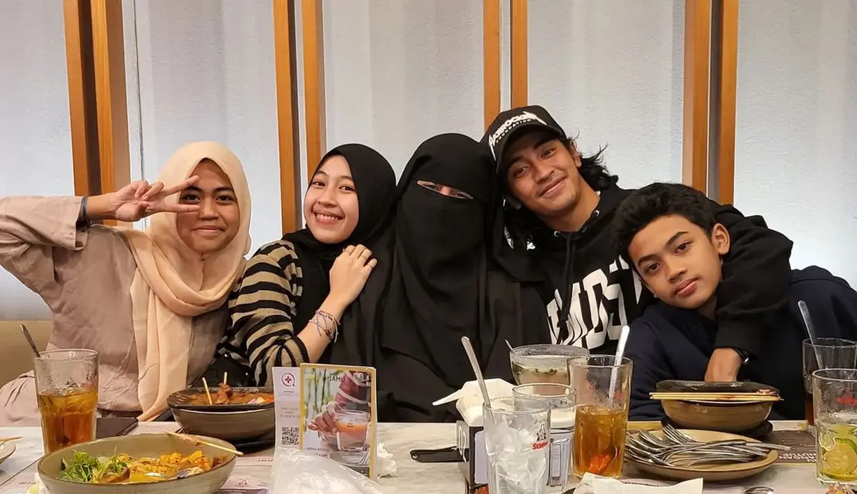 Umi Pipik bersama anak-anaknya, menghabiskan waktu di sebuah restoran untuk makan bersama. (Foto: Instagram/@_ummi_pipik_)