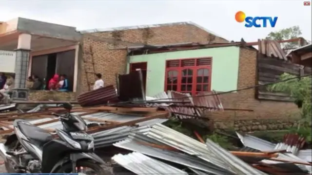 Angin puting beliung yang terjadi selama 10 menit itu juga merusak rumah ibadah dan tiga sekolah, salah satunya SMA Negeri 1 Sumbul.