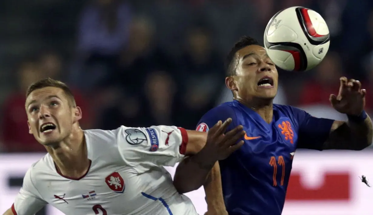 Pemain Timnas Republik Ceko, David Limbersky (kiri), berebut bola dengan Daryl Janmaat (Belanda) saat berlaga di kualifikasi Piala Eropa 2016 grup A di Generali Arena Praha, (9/9/2014). (REUTERS/David W Cerny)