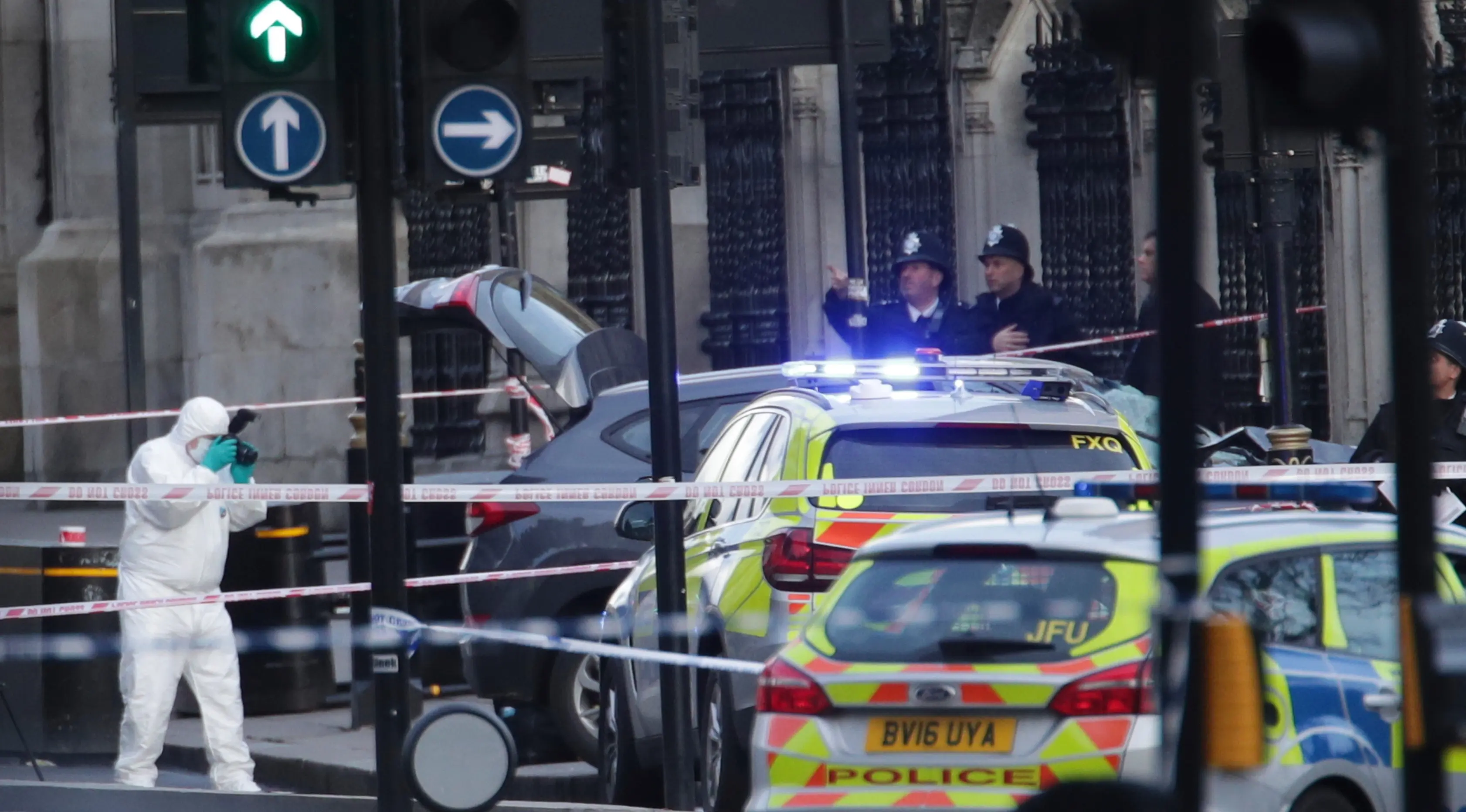 Petugas forensik meneliti lokasi serangan teror Inggris di dekat gedung parlemen di London, Rabu (22/3). Sedikitnya lima orang tewas dalam serangan teror di Jembatan Westminster dan di dekat Gedung Parlemen itu. (Yui Mok/PA via AP)