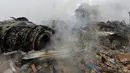 Puing-puing pesawat kargo Turki yang jatuh di daerah perumahan di Bishkek, Kyrgyzstan (16/1). Akibat kecelakaan itu 32 orang tewas, termasuk enam anak-anak. (AP Photo/Vladimir Voronin)