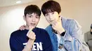 Pria dengan suara khas ini juga sangat dekat dengan anggota termuda Super Junior yaitu Cho Kyuhyun. Keduanya dikenal sebagai vokalis utama di Super Junior. Walaupun hanya berjarak 1 tahun lebih tua, Ryeowook justru terlihat lebih muda. (Sumber: IG/@superjunior)