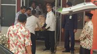 Petugas medis membawa Menko Polhukam Wiranto menuju ambulans untuk dievakusi usai diserang orang tak dikenal di Pandeglang, Banten, Kamis (10/10/2019). Wiranto yang mengalami luka tusuk di bagian perut tersebut dibawa ke RSPAD Gatot Subroto, Jakarta dengan helikopter.  (AP Photo/Rafsanjani)