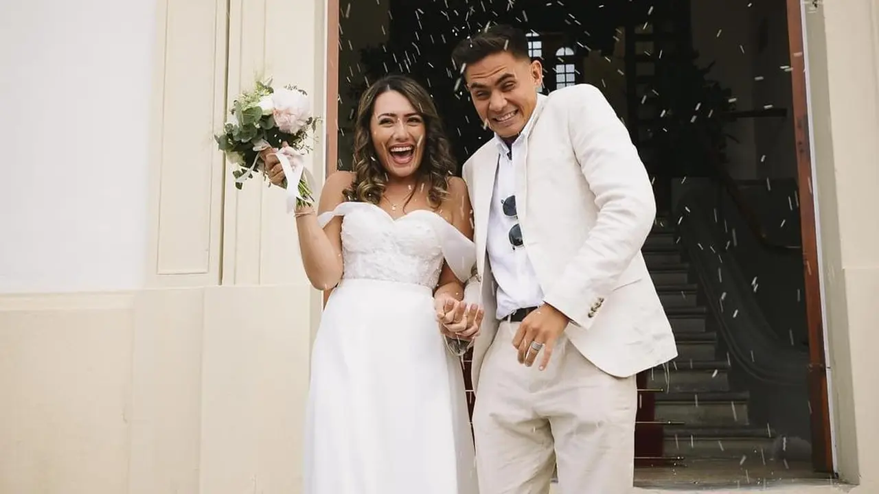 6 Potret Pernikahan Sipil Putri Pesepakbola Cristian Gonzales di Italia, Tampil Anggun dalam Balutan Gaun Internasional